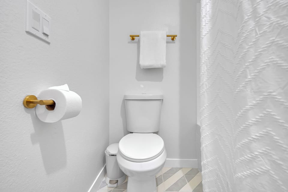 Master bathroom: tub/shower combo with toilet
