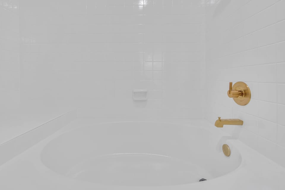 Master bathroom: tub/shower combo with toilet