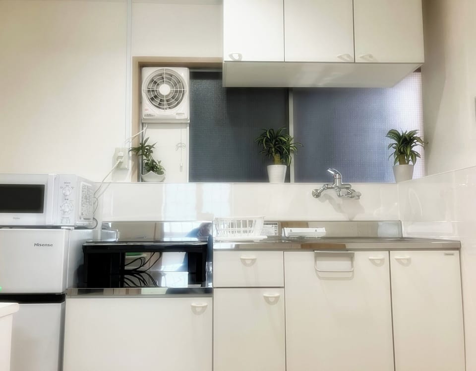 A spacious kitchen on the second floor. There is a 2-burner IH stove and a large sink. Fully stocked with cooking utensils and tableware.