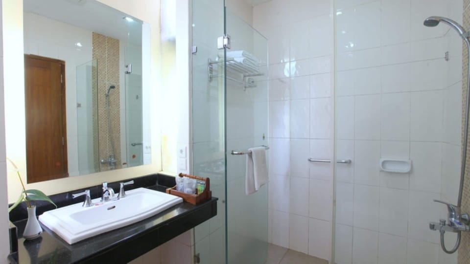 Deluxe Double or Twin Room | Bathroom