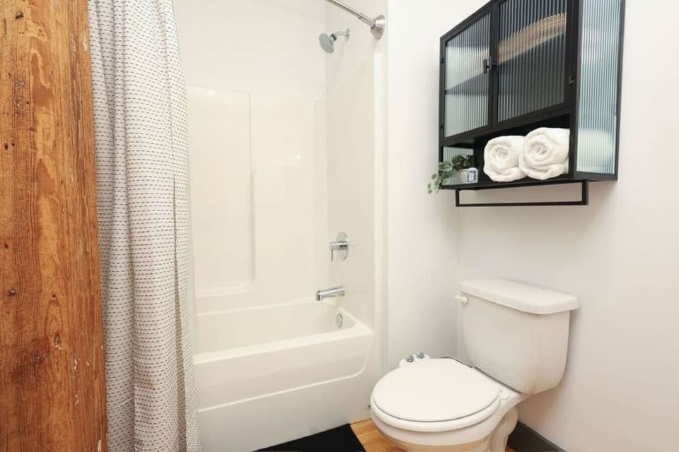 Bathroom Oasis: Modern fixtures, rustic accents, and plush towels await your refreshing retreat!