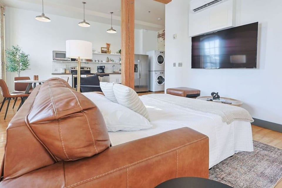Modern Studio Retreat: Stylish layout with leather seating, perfect for relaxation and fun!