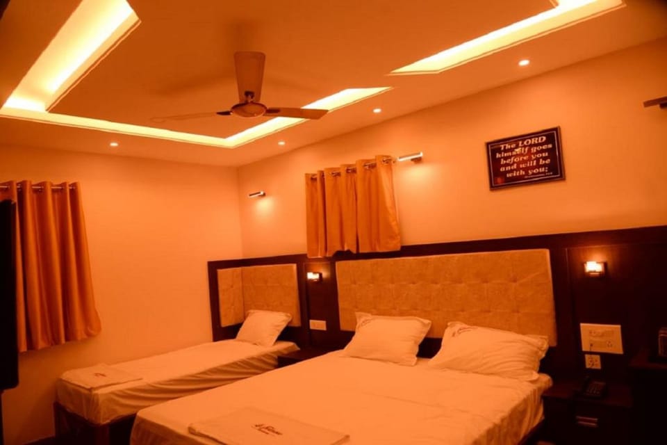 Executive Studio Suite, 1 Queen Bed | Free WiFi, bed sheets