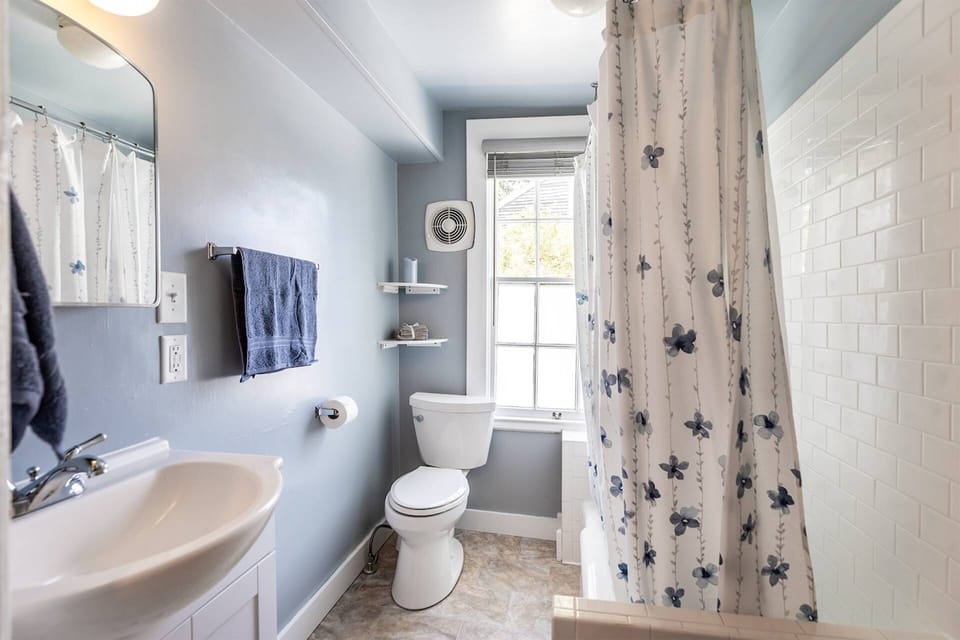 The 2nd floor unit's full bathroom in the hall has a combo shower/bathub.