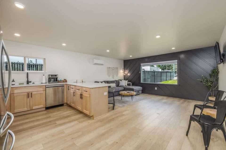 Spacious and bright entry 