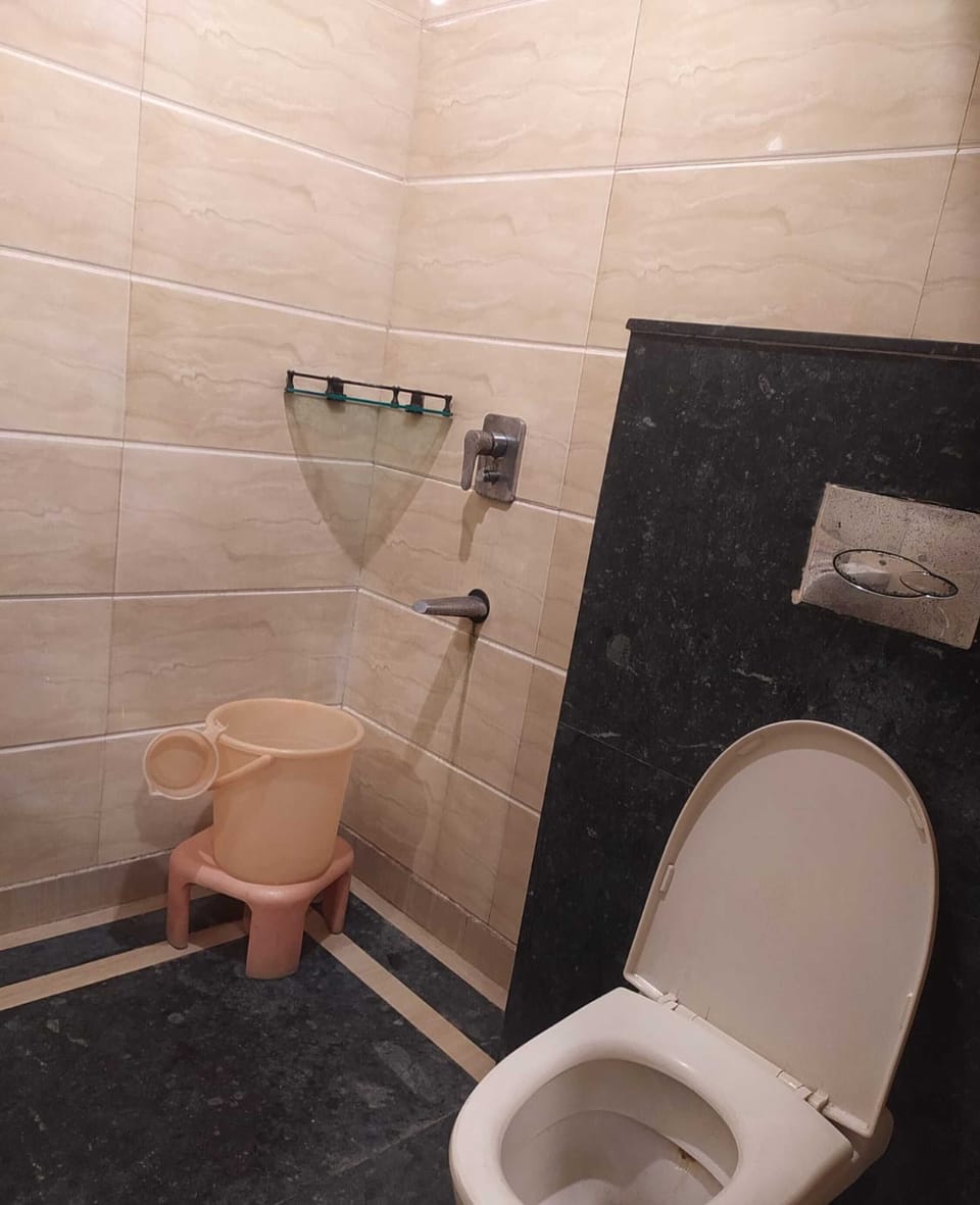 Deluxe Room | Bathroom | Shower, free toiletries, towels, soap