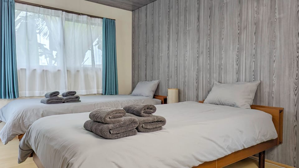 Twin Room | Desk, free WiFi, bed sheets