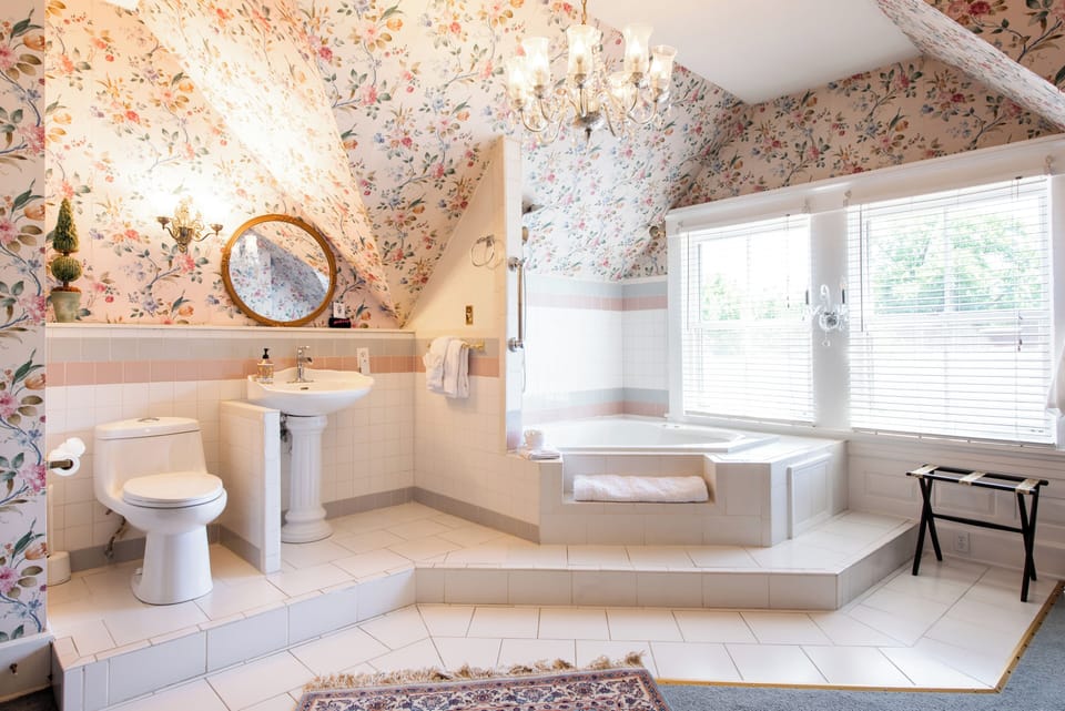 Deluxe Room, 1 King Bed | Bathroom | Hair dryer, bathrobes, towels, soap