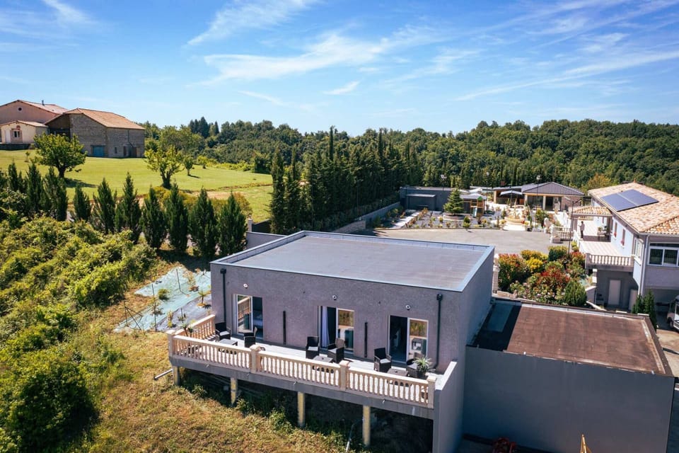 Outside: Heated swimming pool - 4-seater spa - Sauna - 2 showers - Deckchairs + parasols - Terrace with outdoor furniture - Electric vehicle charging station.