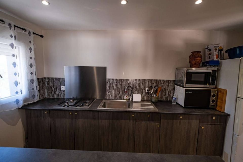 Kitchen with gas hob - oven + microwave - fridge + freezer - dishwasher - toaster - coffee machine - electric kettle - ice maker - blender + blender.