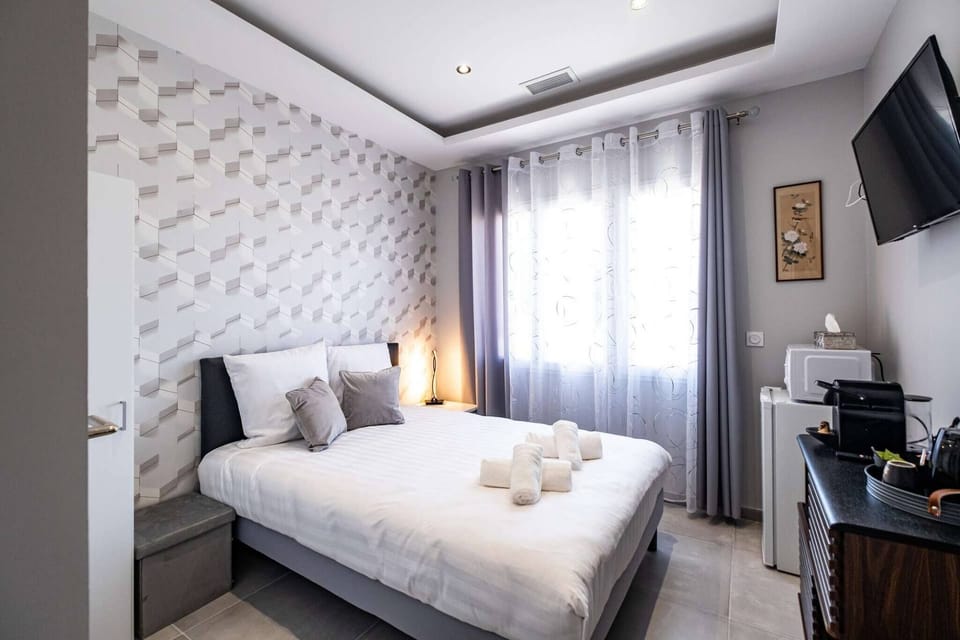 6 bedrooms: Bedroom 1 with bunk beds + single bed - Bedrooms 2 to 6 with double bed - Fridge - Coffee machine - Electric kettle - Microwave - TV - Bedrooms 1 to 4 with terrace.