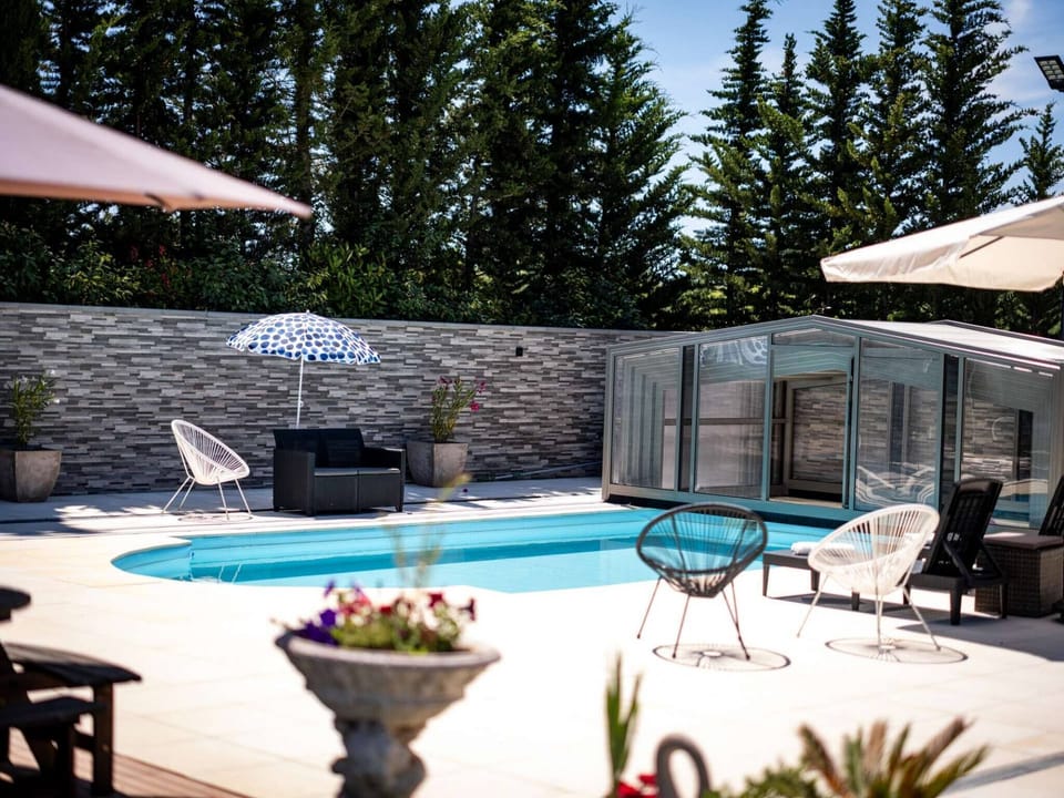 Outside: Heated swimming pool - 4-seater spa - Sauna - 2 showers - Deckchairs + parasols - Terrace with outdoor furniture - Electric vehicle charging station.
