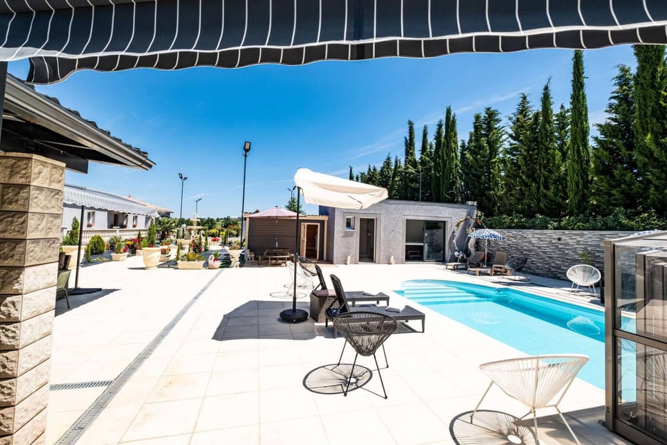 Outside: Heated swimming pool - 4-seater spa - Sauna - 2 showers - Deckchairs + parasols - Terrace with outdoor furniture - Electric vehicle charging station.