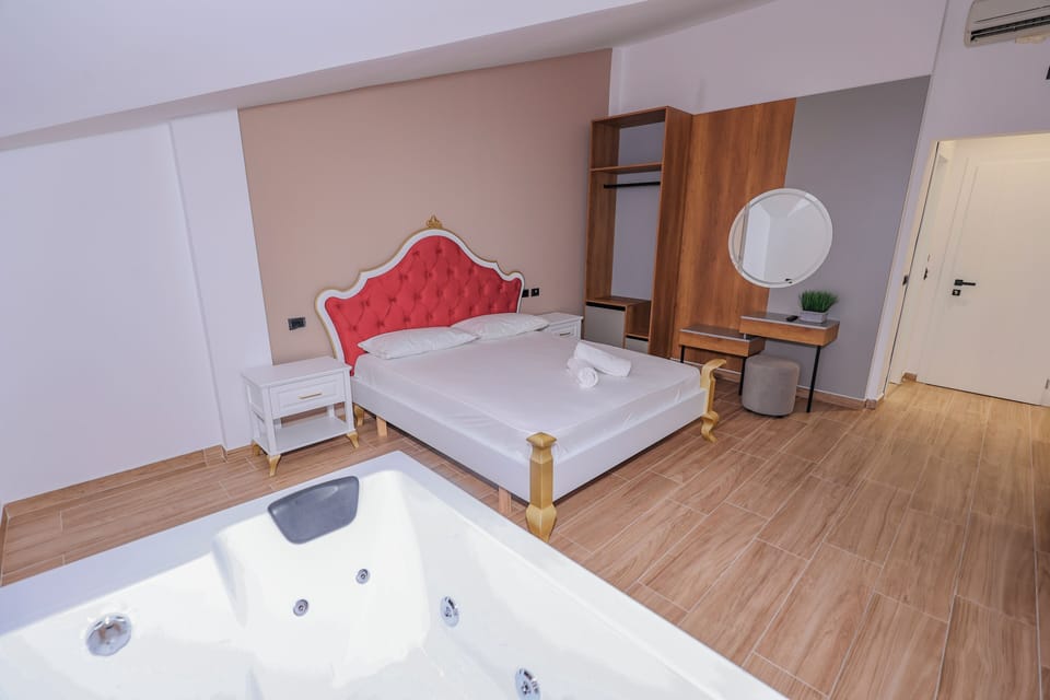 Suite, Hot Tub | Hypo-allergenic bedding, free WiFi, bed sheets