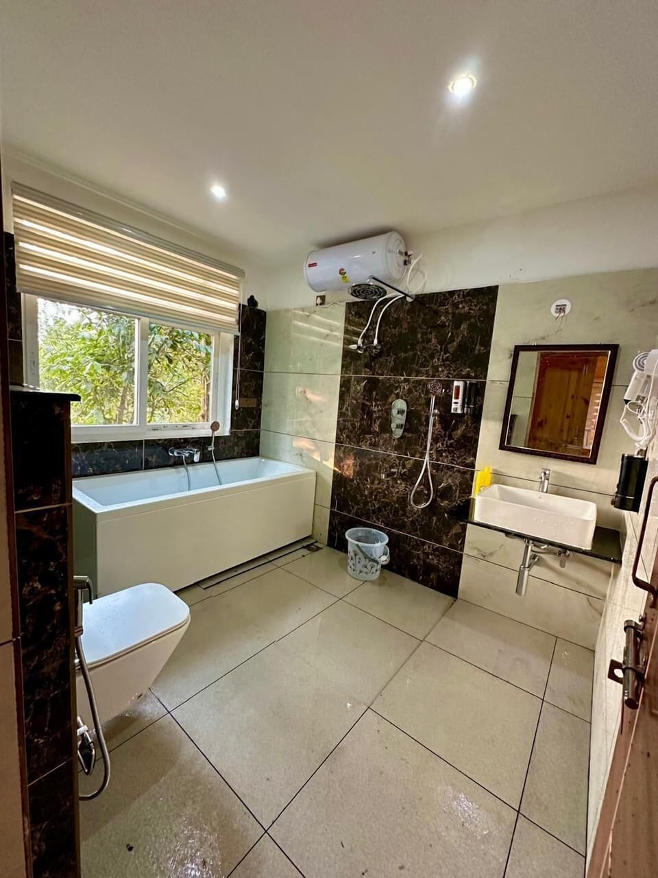 Deluxe Suite | Bathroom | Free toiletries, hair dryer