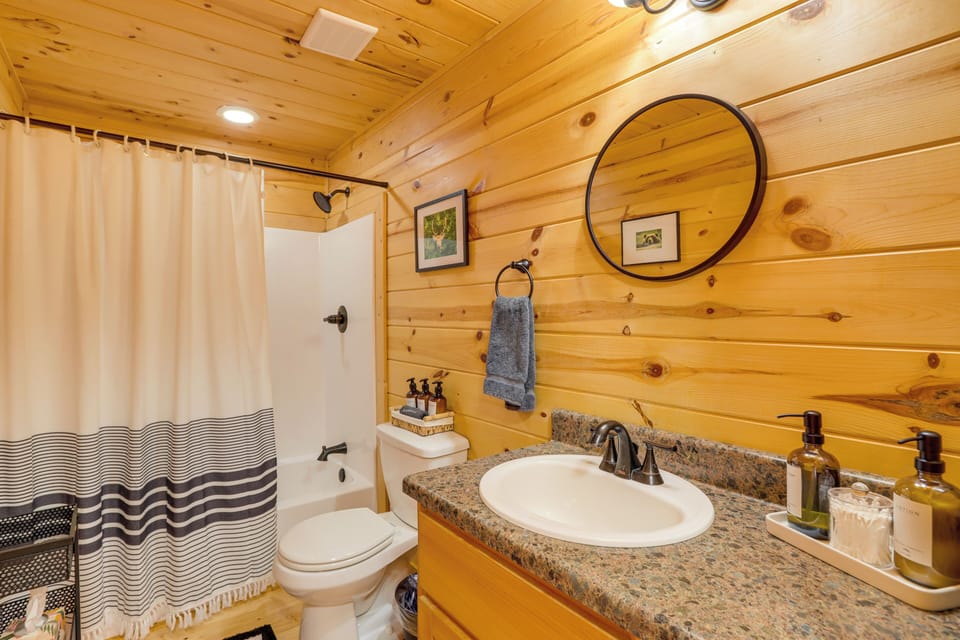 Secluded Cabin: Hot Tub & 10 Mi to Blue Ridge Cottage in Georgia