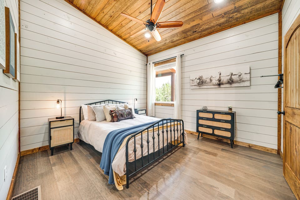 Luxe Broken Bow Home w/ Hot Tub & Fire Pit! Cottage in Broken Bow
