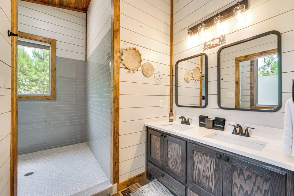 Luxe Broken Bow Home w/ Hot Tub & Fire Pit! Cottage in Broken Bow