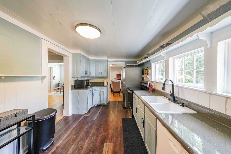 House, Multiple Beds, Fireplace, Garden View (Kennesaw Cottage) | Private kitchen | Coffee/tea maker, fridge, microwave, cookware/dishes/utensils