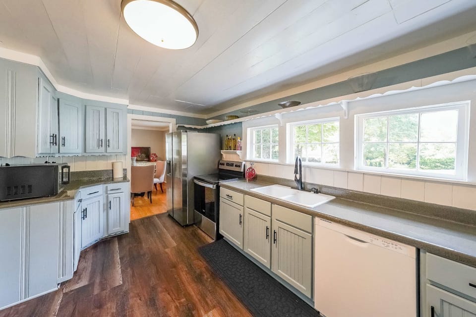 House, Multiple Beds, Fireplace, Garden View (Kennesaw Cottage) | Private kitchen | Coffee/tea maker, fridge, microwave, cookware/dishes/utensils