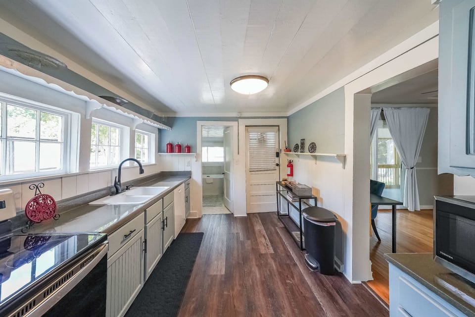 House, Multiple Beds, Fireplace, Garden View (Kennesaw Cottage) | Private kitchen | Coffee/tea maker, fridge, microwave, cookware/dishes/utensils