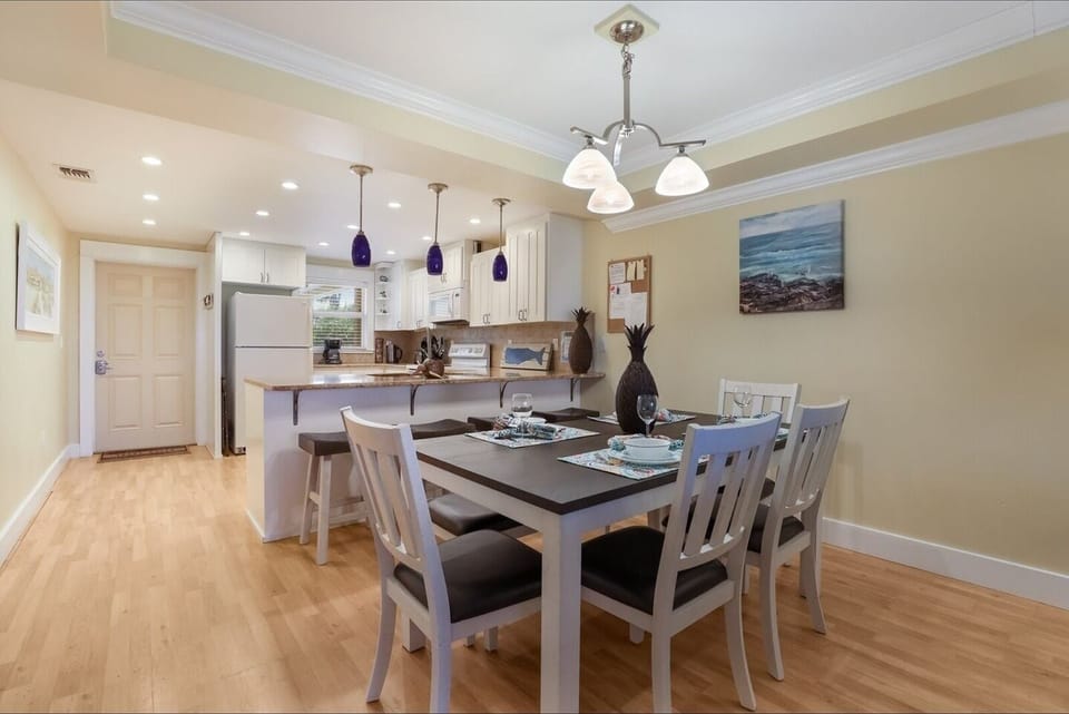 Condo, 2 Bedrooms | Dining
