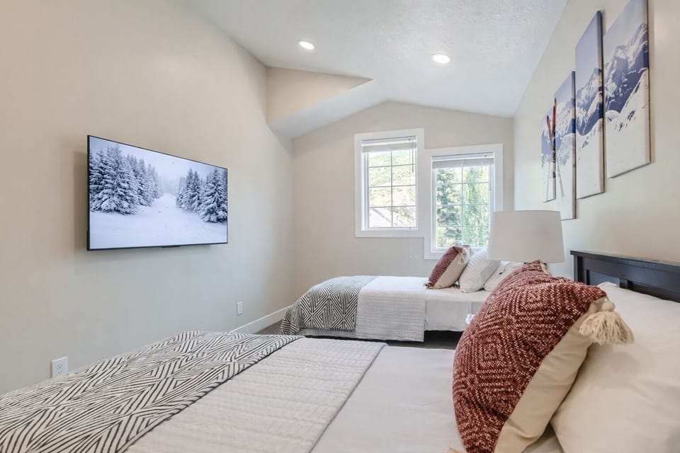 Chalet Central Park City! 3 Bedroom Home by RedAwning House in Park City