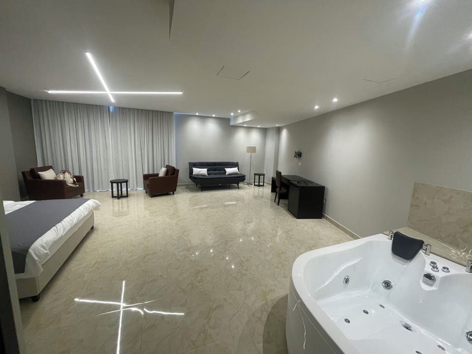 Suite, Sea View | In-room safe, desk, laptop workspace, WiFi (free)