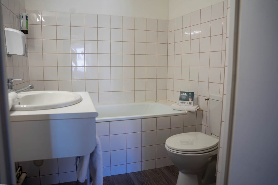 Comfort Double Room, City View | Bathroom | Towels, soap, shampoo, toilet paper