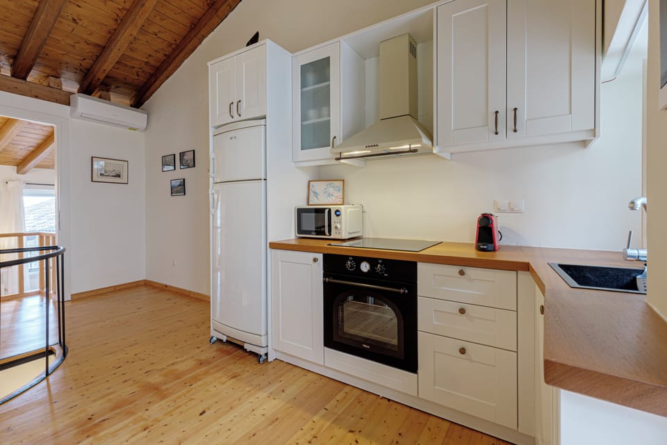Full-size fridge, oven, stovetop, electric kettle