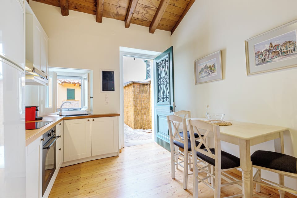 Full-size fridge, oven, stovetop, electric kettle