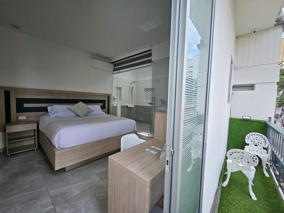 Minibar, WiFi (free), bed sheets