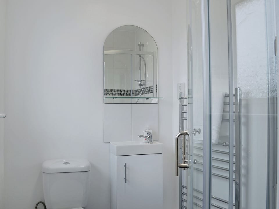 En-suite with shower cubicle | La Falda, Sutton-on-Sea, near Skegness