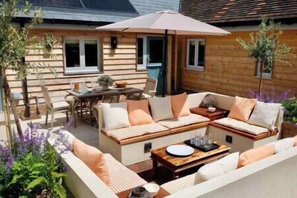 Private walled patio garden (1)