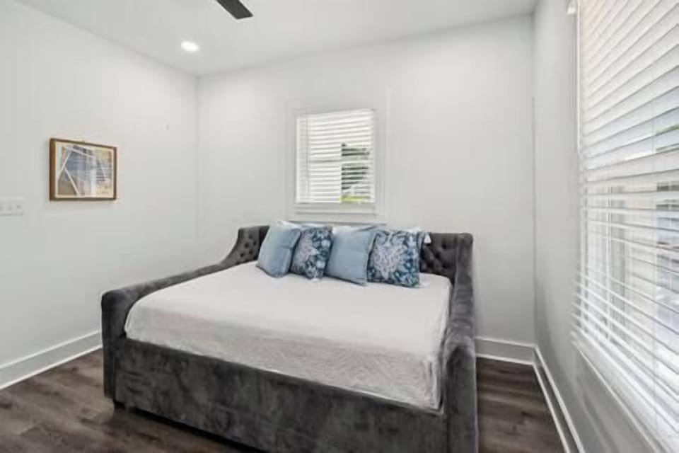 Guest bedroom with TV (5)