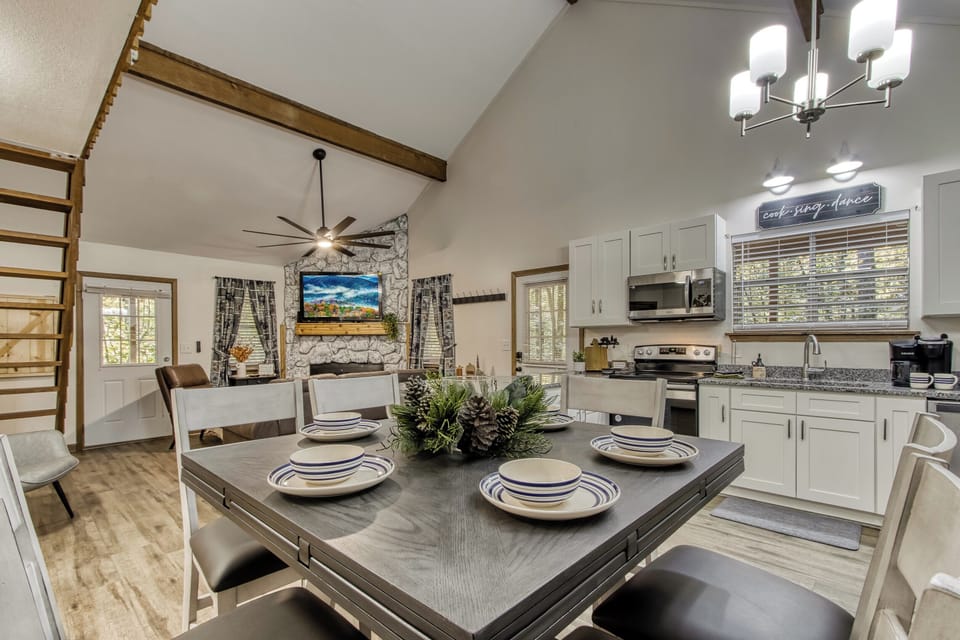 Dinner seating for 6 (Table expands)