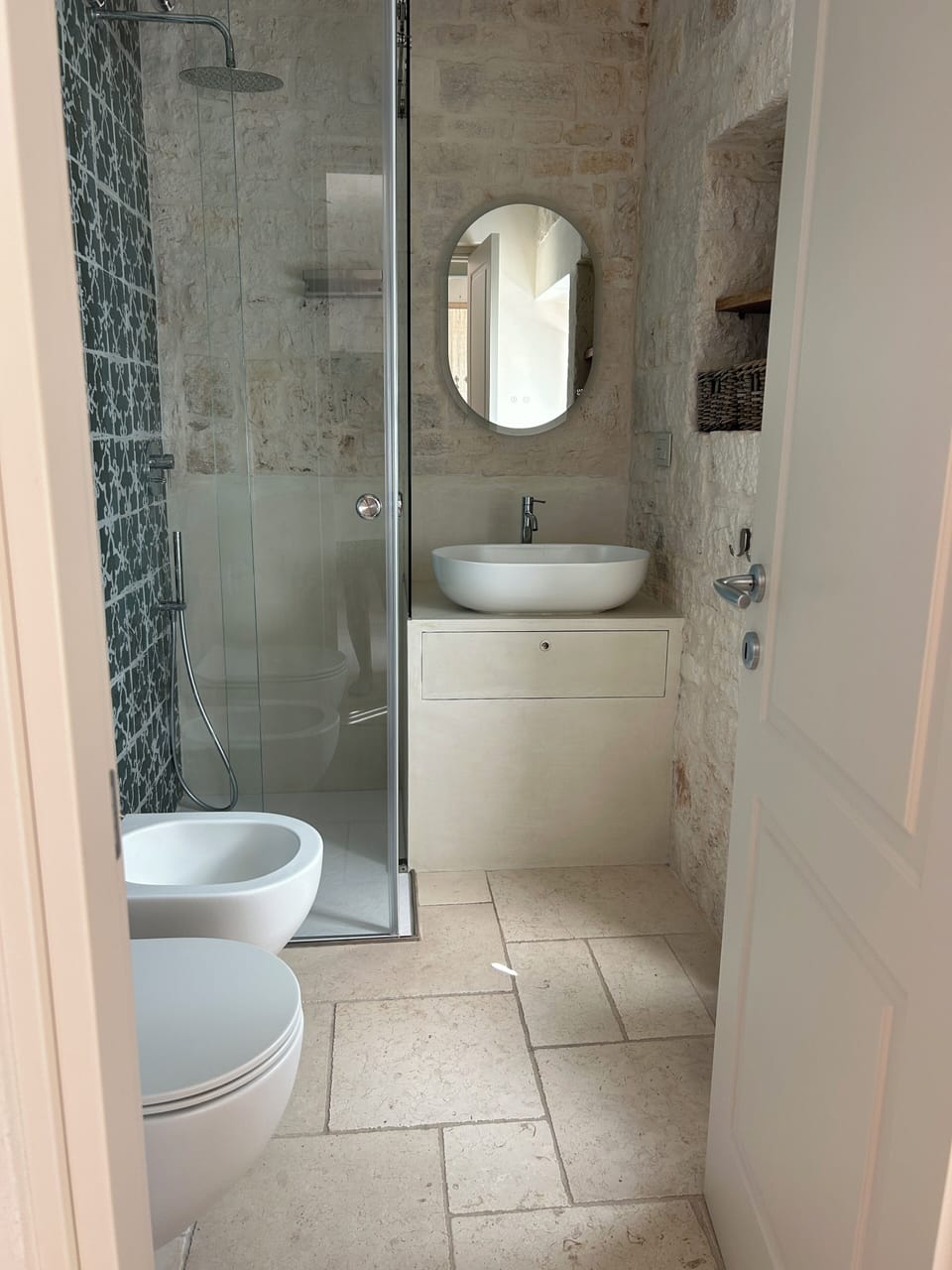 Deluxe Suite, Private Bathroom, Courtyard View | Bathroom | Shower, rainfall showerhead, free toiletries, hair dryer