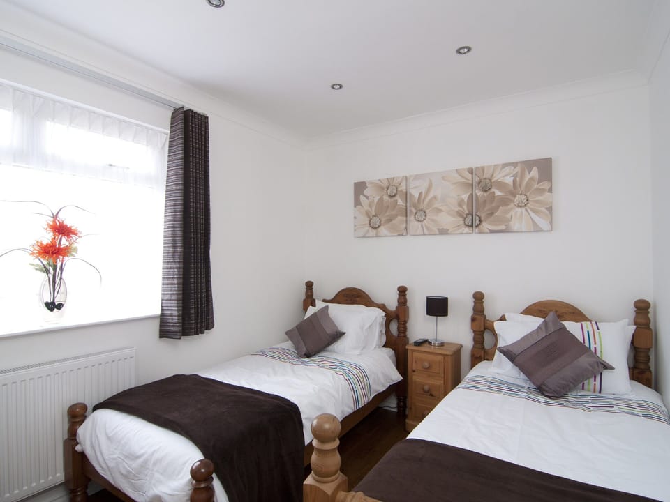 Twin bedroom | Shiloh Cottage, Wootton Bridge