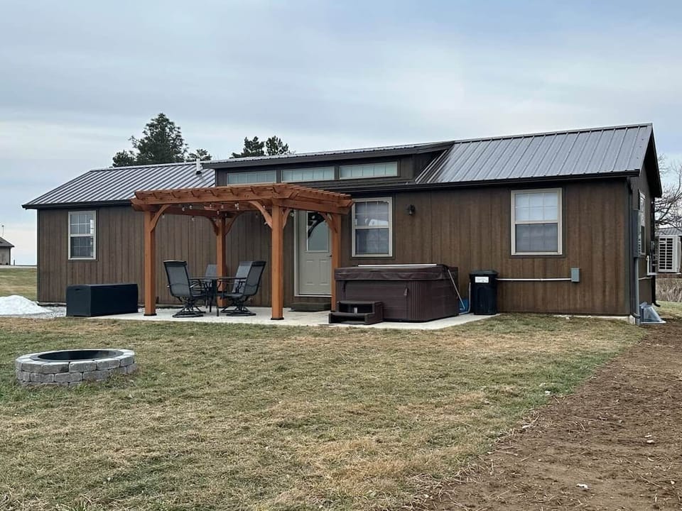 Patio w/Pergola & Hot Tub