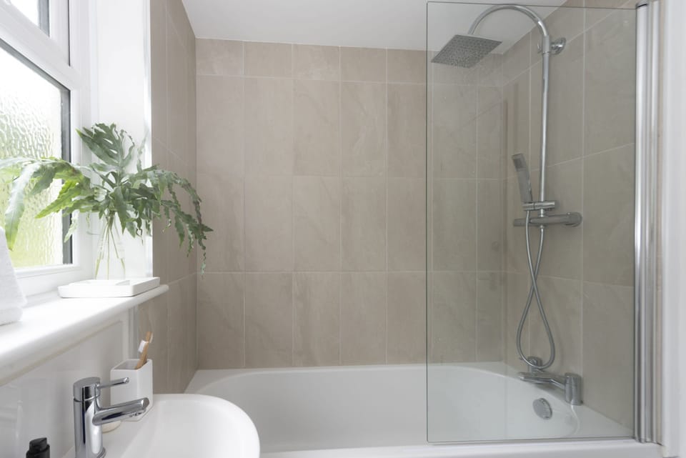 Castaways, Porthtowan. First Floor: Perfect for freshening up after a day at the beach!