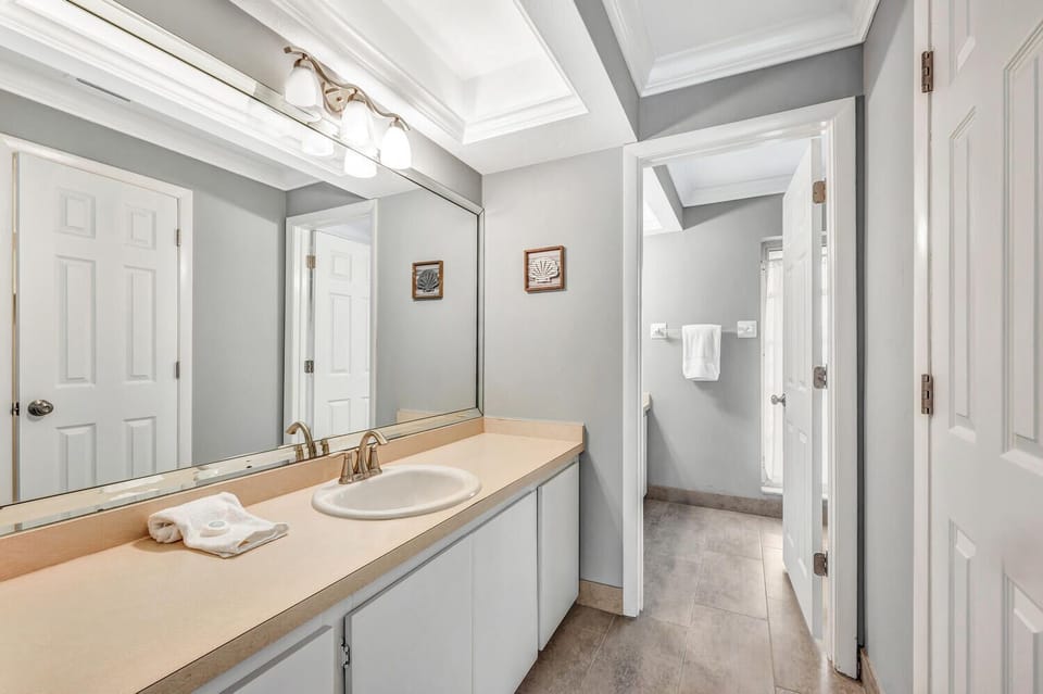 En-suite master bathroom (1)
