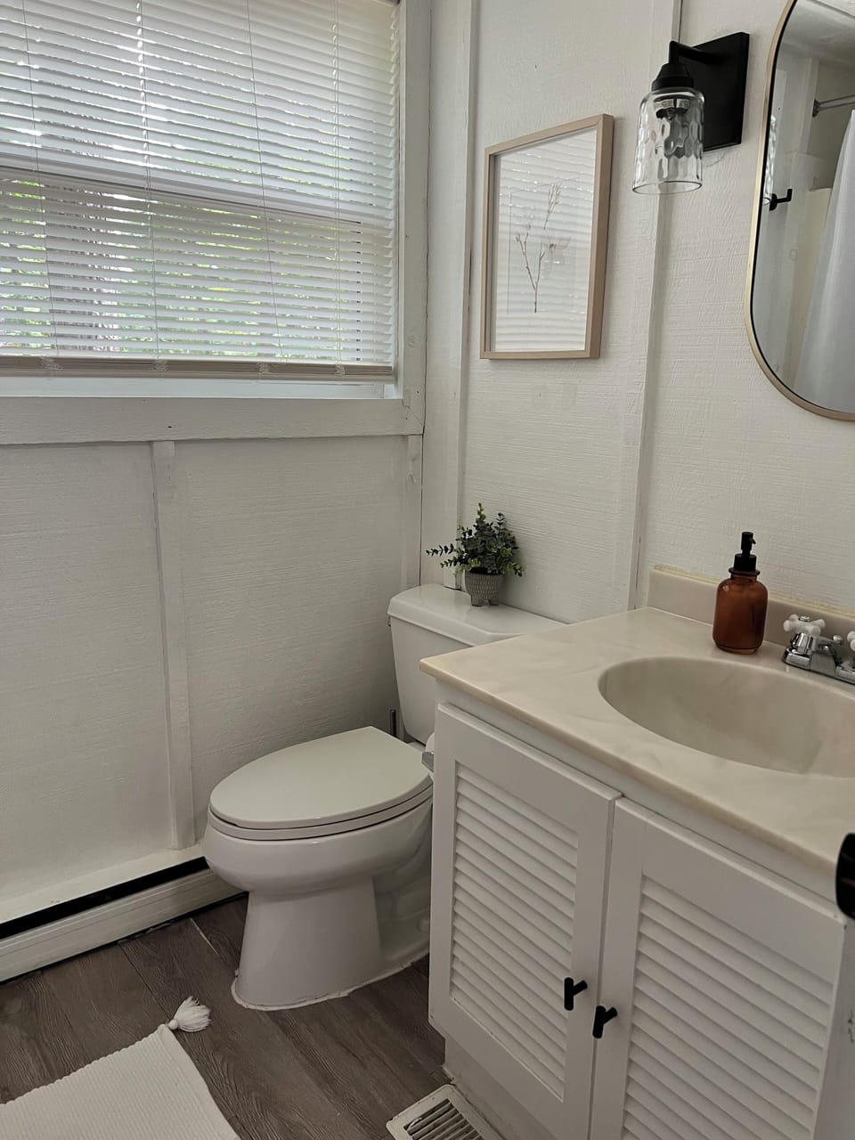Downstairs bathroom with tub/shower