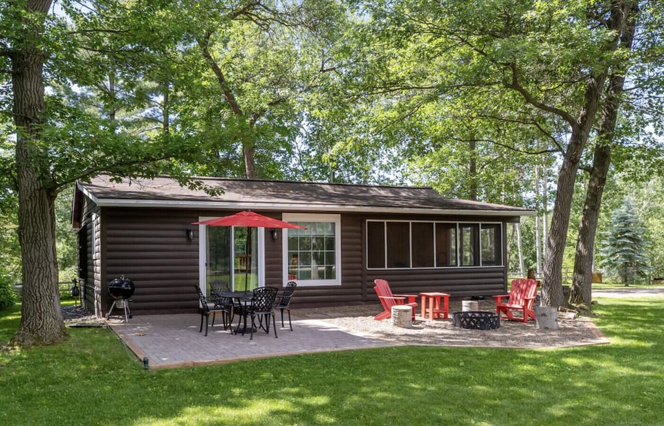 The Little Cabin patio and fire pit