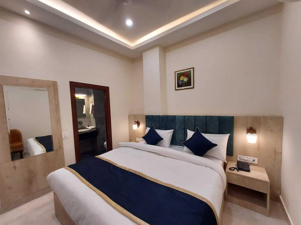 Deluxe Double Room | Desk, blackout drapes, iron/ironing board, free WiFi