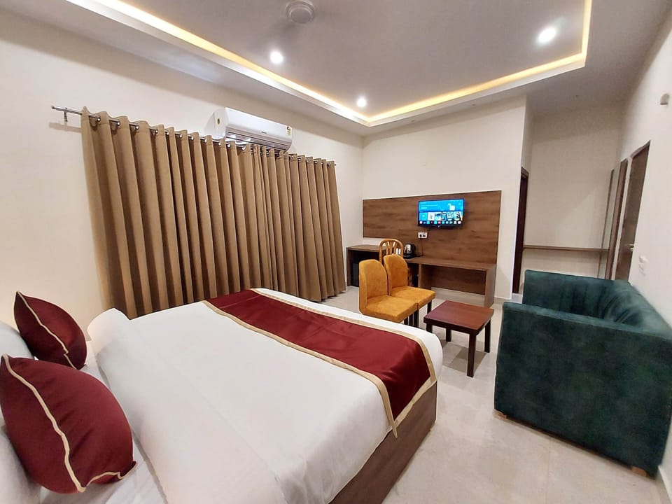 Superior Double Room, City View | Desk, blackout drapes, iron/ironing board, free WiFi