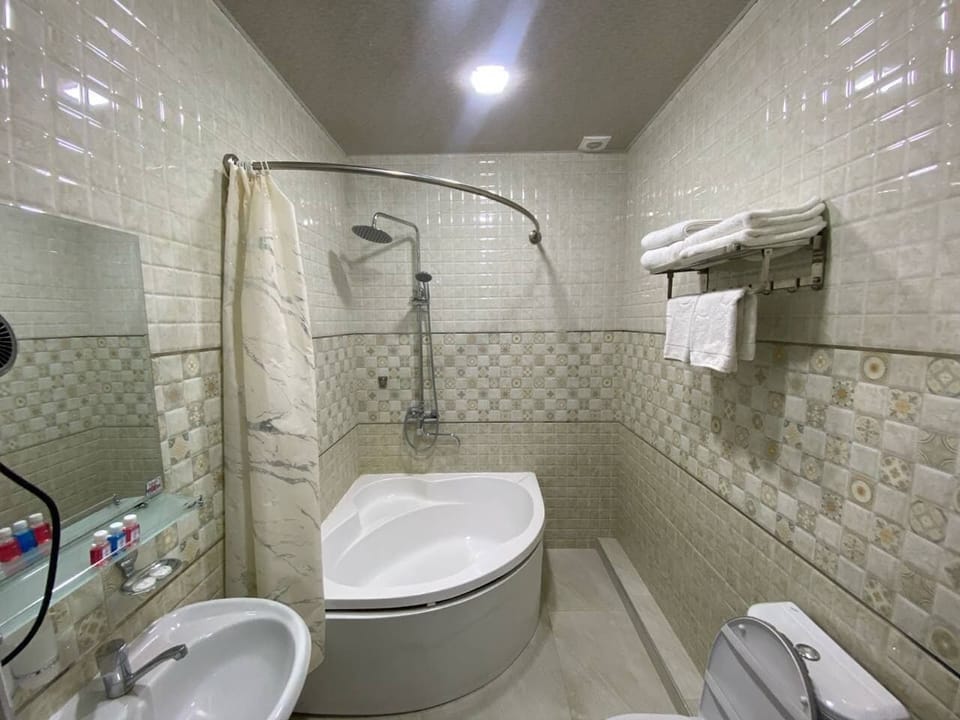 Luxury Suite | Bathroom