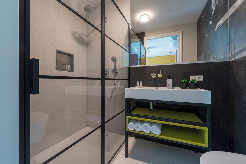 "Bed en Koffie Central – jouw goedkope studio appartement in Hotel Centrum Tilburg! Met een gloednieuwe keuken en badkamer, ideaal om te overnachten na een dagje Efteling of Safaripark Beekse Bergen.