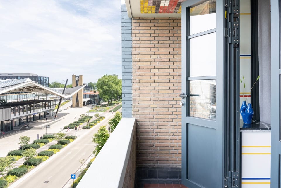 Relax and unwind as the outdoors blend seamlessly with your cozy bedroom in this apartment hotel centrum Tilburg.