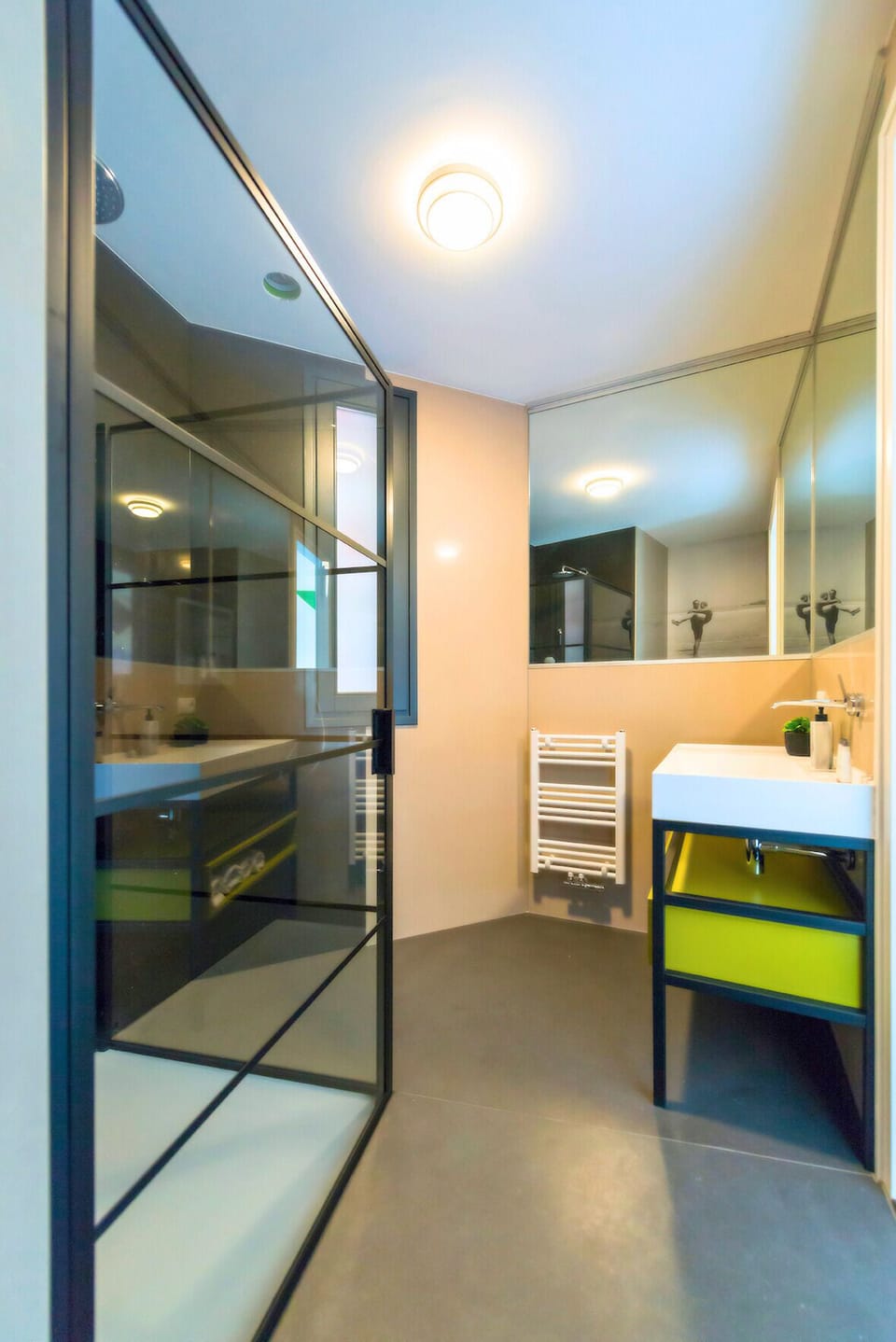 Step into an elegant sanctuary.

Enjoy a refreshing stay at Hotel Centrum Tilburg with a studio apartment that features a brand-new, modern bathroom — perfect after a day at Efteling or Safaripark Beekse Bergen!
