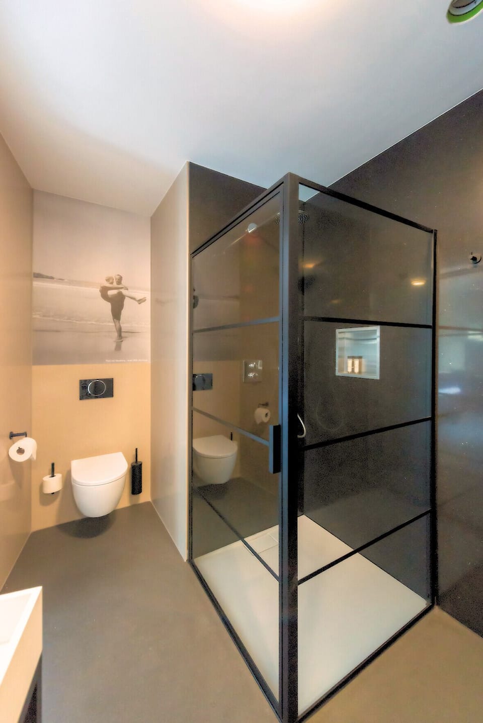 An elegant bathroom and shower designed for both luxury and relaxation in Hotel Centrum Tilburg: your affordable home base for adventures at Efteling and Safaripark Beekse Bergen. 
